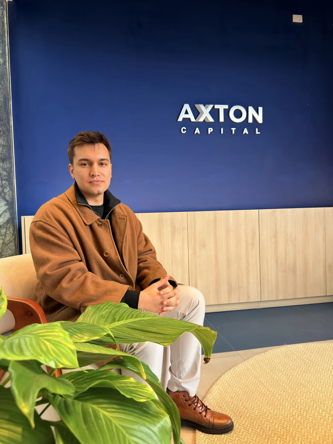 Alisson Gabriel sentado no escritório da Axton Capital